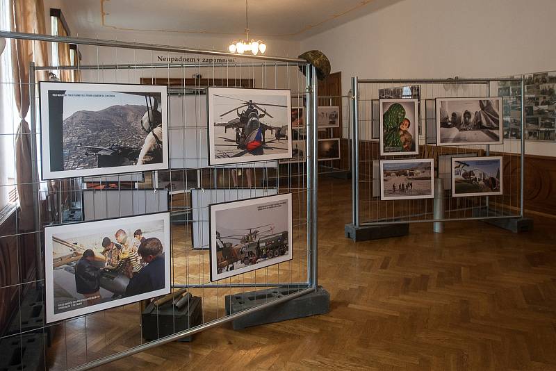 Vernisáž druhého ročníku putovní výstavy fotografií z vojenských misí Ten druhý život, proběhla v úterý 8. srpna v libereckých dolních kasárnách.