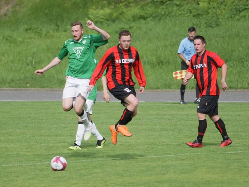 VTJ Rapid Liberec zakončil sezónu v I. A třídě krutou domácí porážkou od Desné (červeno-černé dresy) 0:7. Rapid získal celkem pouhých 10 bodů a čeká ho I. B třída, kam sestupuje.