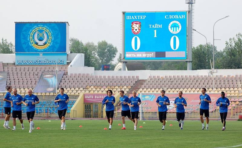 Zápas se blíží. Hráči v pondělí večer trénovali na stadionu Šachťoru Karagandy