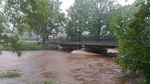 V Raspenavě se řeka vylila na dvou místech v ulici Luhová.