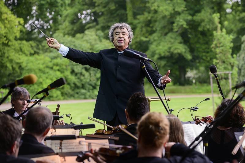 Závěrečný koncert sezony uspořádala Česká filharmonie mimo prahu, na zámku Sychrov.