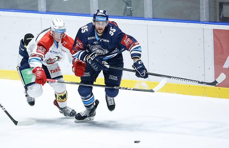 Hokejové utkání Tipsport extraligy v ledním hokeji mezi HC Dynamo Pardubice (v bíločerveném) a Bílý Tygři Liberec (v modrém) v pardudubické enterie areně.
