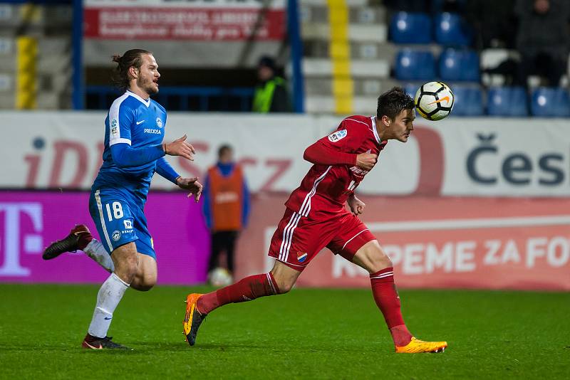 Zápas 14. kola první fotbalové ligy mezi týmy FC Slovan Liberec a FC Baník Ostrava se odehrál 18. listopadu na stadionu U Nisy v Liberci. Na snímku vlevo je Matěj Pulkrab a vpravo Jakub Pokorný.