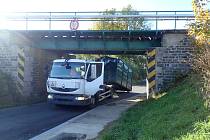 Nákladní vůz se v Raspenavě nevešel pod most.