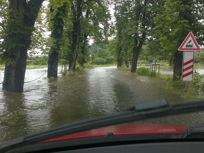 Kvůli rozvodněné Smědé byla na Liberecku až do odvolání uzavřena silnice třetí třídy z Černous na Boleslav.