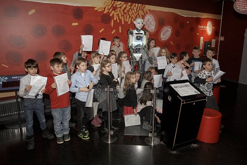 Robot Thespian předával dětem pololetní vysvědčení.