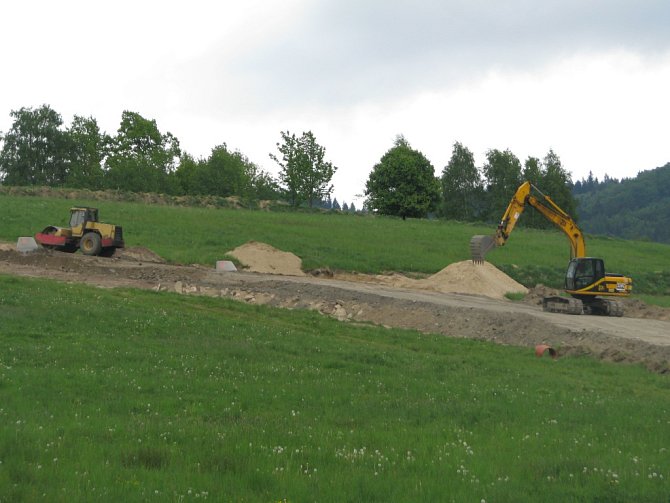 OBLAST Na Skřivanech se začíná měnit, od ledna 2015 se na pozemku buduje kanalizace.  