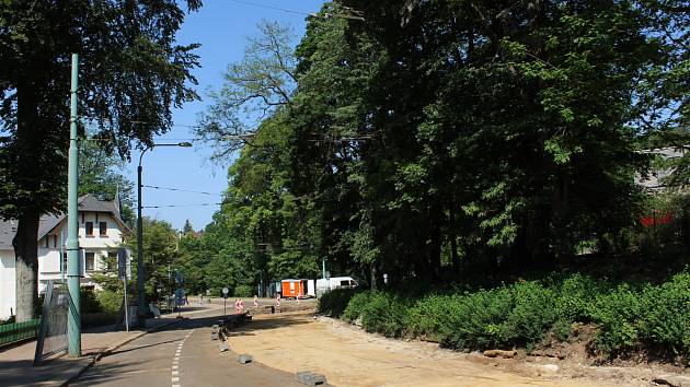 Tramvajové koleje jsou v dolní části Riegrovy ulice aktuálně vytrhány.