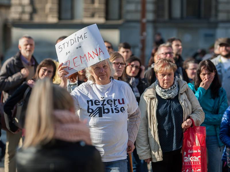 Demostrace nazvaná "Proč? Proto!" proběhla 10. května na náměstí Dr. E. Beneše v Liberci.