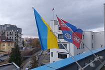 Liberecký kraj podporuje Ukrajinu, vyvěsil její vlajku.