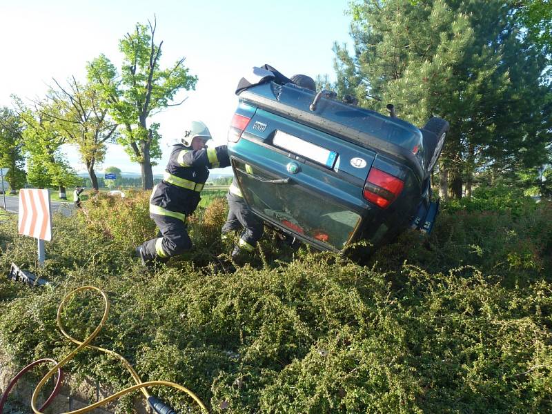 Spolujezdec zemřel při nehodě Felicie v Hrádku nad Nisou.