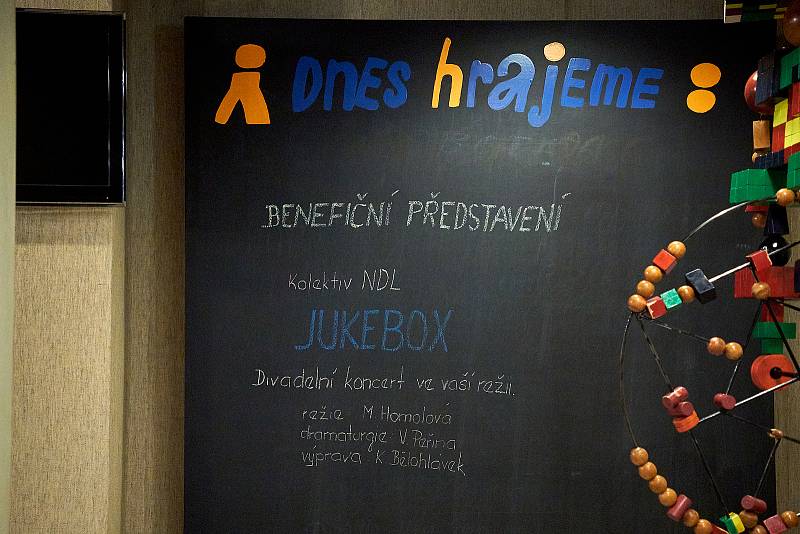 Benefiční Jukebox v Naivním divadle.