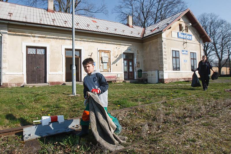 Úklid odpadků v Dolní Řasnici na Liberecku v rámci celorepublikové akce Ukliďme Česko