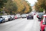 Řidič, který vyjíždí ze Studentské ulice na frekventovanou třídu, má přes zaparkovaná auta šanci vidět maximálně autobus.