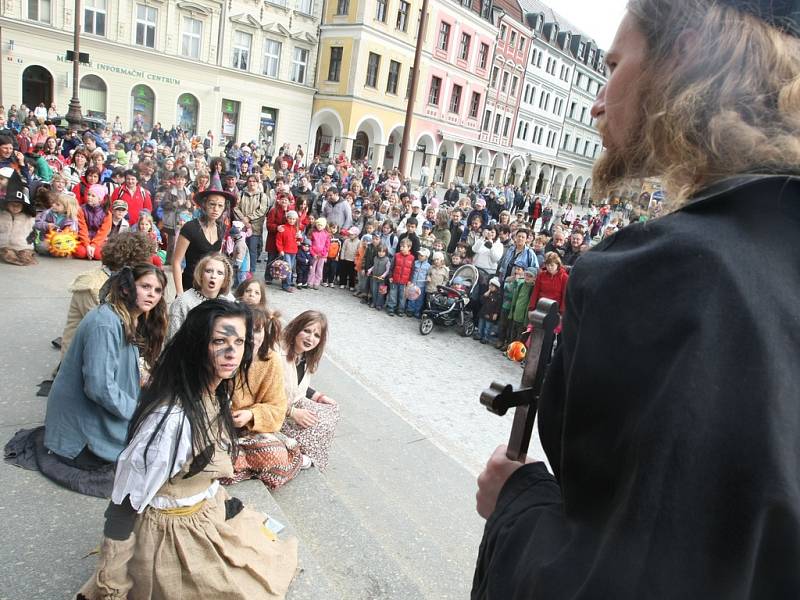 Představení, jehož tématem bylo upalování čarodějnic, zhlédly v úterý před libereckou radnicí stovky diváků.