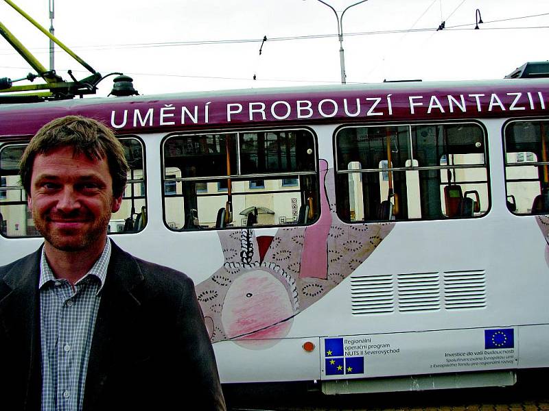 Po kolejích sviští záhadná tramvaj. Jedná se o kampaň, pomocí níž se Oblastní galerie snaží přilákat nové návštěvníky. Do libereckých ulic vyjela v pondělí 5. září dopoledne.  Z jakého obrazu byla tato příšera vypůjčena?