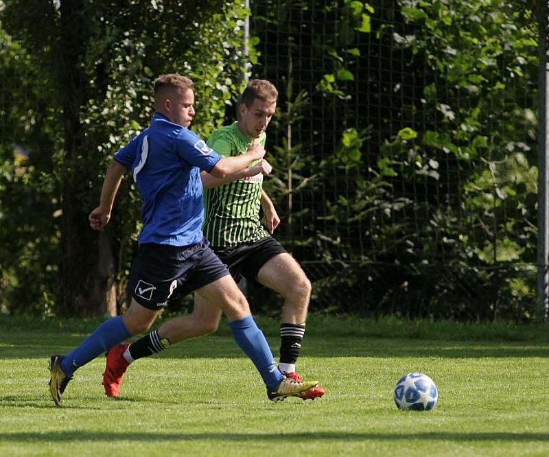 Krásná Studánka B (v modrém) porazila Rozstání B 3:0.