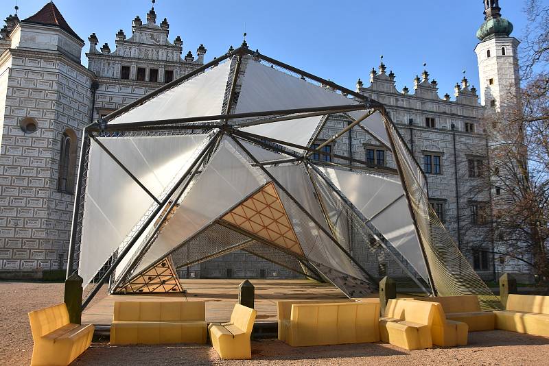 Moderní stavba musí od zámku v Litomyšli pryč. Koupila ho Technická univerzita Liberec.