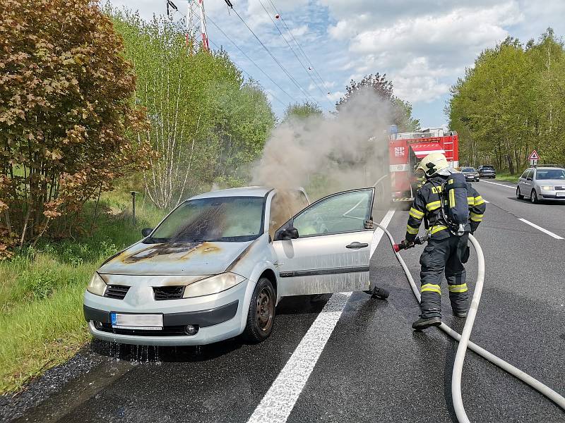 Do Rynoltic spěchali hasiči. Na silnici vzplálo auto.