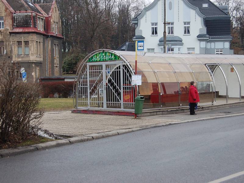 TRAFIKY mizí z periferií i centra Liberce. Malé prodejní stánky s denním tiskem, časopisy a tabákovými výrobky hromadně opouštějí nájemci. Klesá prodej novin a ubývá lidí, kteří do menších trafik chodí. Trafikanti tak nevydělají dost, aby se uživili.