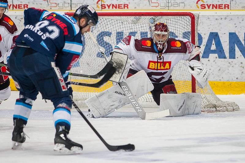 První zápas předkola play off extraligy Bílí Tygři Liberec - HC Sparta Praha.