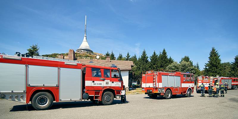 S ohněm na Ještědu bojovalo přes 110 hasičů. Na pomoc hasiči přivolali vrtulník a letadlo.