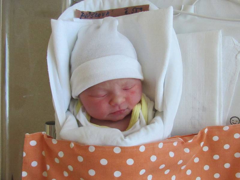 ELLA PRŮŠKOVÁ Narodila se 18. května v liberecké porodnici mamince Jitce Kovářové z Hodkovic. Vážila 3,41 kg a měřila 49 cm.