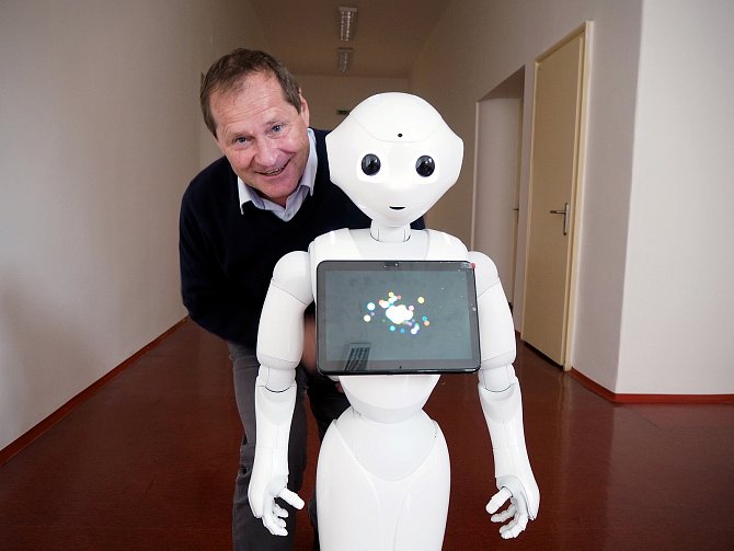 Humanoidního robota Peppera od japonské společnosti SoftBank Robotics s chováním podobným člověku pořídila Fakulta mechatroniky, informatiky a mezioborových studií TUL (FM) začátkem tohoto roku.