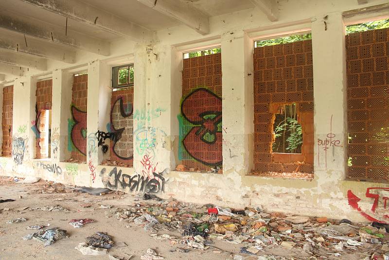 Z budovy bývalé liberecké továrny se stala ruina, která láká milovníky urbexu a lidi bez domova.