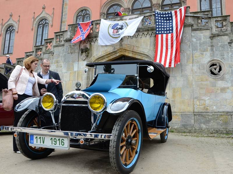 VŮNĚ BENZÍNU A ASFALTU. Americká auta byla nejen krásná, ale stála i za vrcholem automobilového designu.