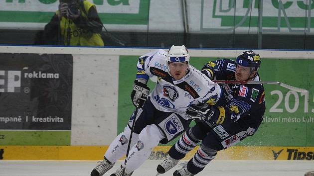 MAJÍ NAŠLÁPNUTO. Sprinterský souboj ve včerejším pátém utkání čtvrtfinále play off. Plzeňský útočník Petr Vampola (vlevo) a útočník Liberce Zdeněk Ondřej.