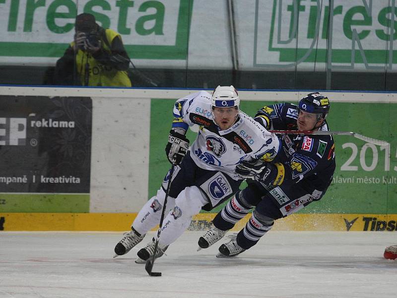 MAJÍ NAŠLÁPNUTO. Sprinterský souboj ve včerejším pátém utkání čtvrtfinále play off. Plzeňský útočník Petr Vampola (vlevo) a útočník Liberce Zdeněk Ondřej.