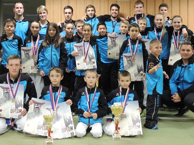 ZÁVODNÍCI SK karate Shotokan Liberec na mistrovství ČR v Českých Budějovicích.  