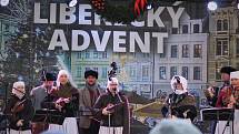 Liberecký folklórní soubor Jizera vystoupil na druhou adventní neděli před libereckou radnicí.