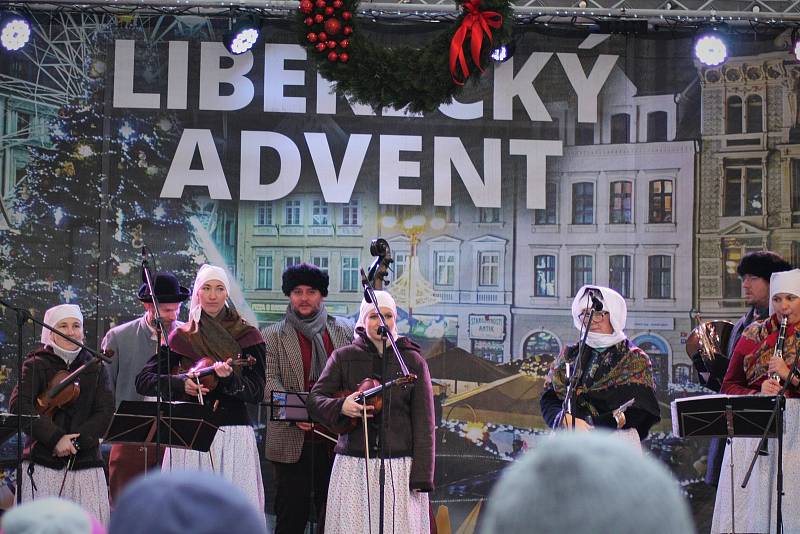 Liberecký folklórní soubor Jizera vystoupil na druhou adventní neděli před libereckou radnicí.