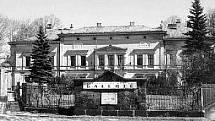 ČÁST PŮVODNÍ VÝKRESOVÉ DOKUMENTACE vily Johanna Liebiega ml., kterou nechal postavit podle vzoru severoitalských renesančních vil v letech 1871–1872 Gustavem Sachersem. Vpravo fotografie galerie v roce 1948.