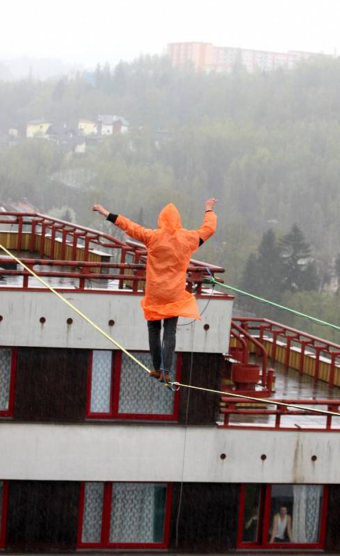 HIGHLINE jsou lajny natažené vysoko nad zemí mezi stromy, skalními masivy nebo věžemi. Slackline je balancování, chození a skákání na popruhu upevněném mezi dvěma body. 