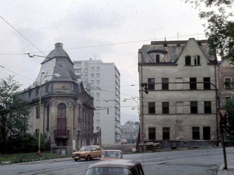 KINO SOFIE. Tak ho znají pamětníci z konce 80. let, kdy se tu ještě hrálo. Pak kino, stejně jako protější secesní hotel Centralbahnhof Bondy,  ustoupilo stavbě dopravního uzlu. 