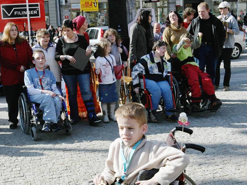 Na zahájení festivalu Jeden svět před libereckou radnicí  ve stáncích nabízeli orientální ozdoby, výrobky chráněné dílny Člověk v tísni z Namibie a pravé cikánské pochoutky. Diváka bavily také orientální tanečnice, trio Husa, Divadlo na kolečkách a další.