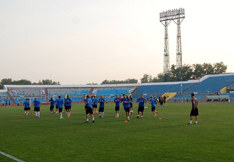 Zápas se blíží. Hráči v pondělí večer trénovali na stadionu Šachťoru Karagandy