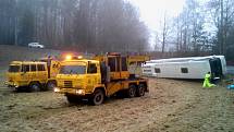 Autobus plný lidí havaroval v sobotu kolem deváté hodiny ranní u Osečné na Liberecku.