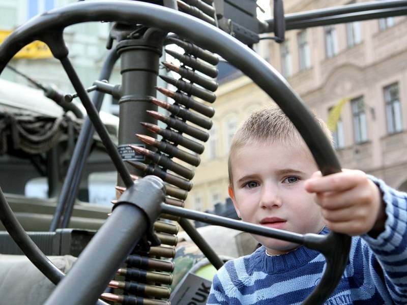 Návštěvníci Road Show k válečnému filmu Tobruk obdivovali především stará vojenská auta a zbraně, navlas podobná těm z legendární bitvy 2. světové války. 