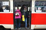 ZPÍVAJÍCÍ TRAMVAJ, jak se jí podle identického zvuku při jízdě přezdívá, letos vyjela naposledy. Další zájemci si na svezení musí počkat do jara.