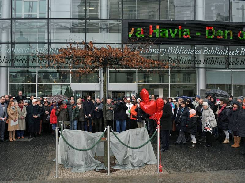 Odhalení Lavičky Václava Havla před libereckou knihovou.