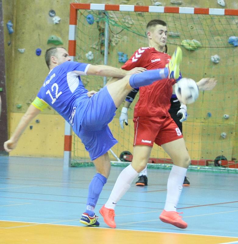 Liberecký Pampuch Team (v červeném) prohrál v domácím duelu II. futsalové ligy s Kladnem 3:5