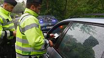 Policejní měření a sledování přestupků za volantem na silnicích v Libereckém kraji s využitím policejního autobusu.