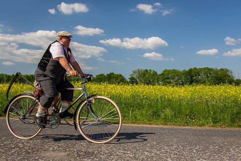 Haškova velocipiáda, tradiční jarní slavnost se spanilou jízdou cyklistů na historických kolech v dobových kostýmech, se uskutečnila 8. května ve Všeni u Turnova.