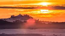 V kapli sv. Anny na Vyskři vystavuje českorajský fotograf Mariá Kábele.