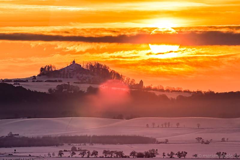 V kapli sv. Anny na Vyskři vystavuje českorajský fotograf Mariá Kábele.