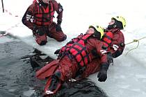 Hasiči trénují záchranu osob z ledu.